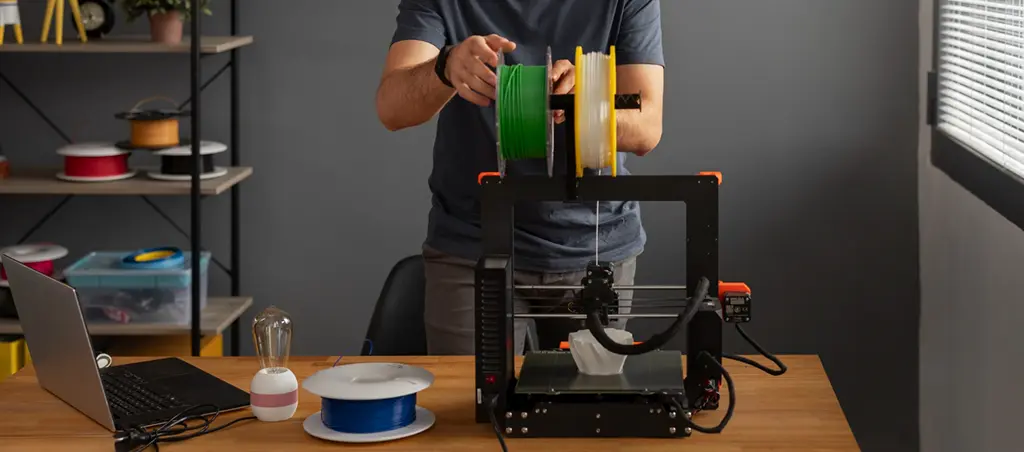 Montaż wałków filamentu na drukarce 3D podczas produkcji – Druk 3D
